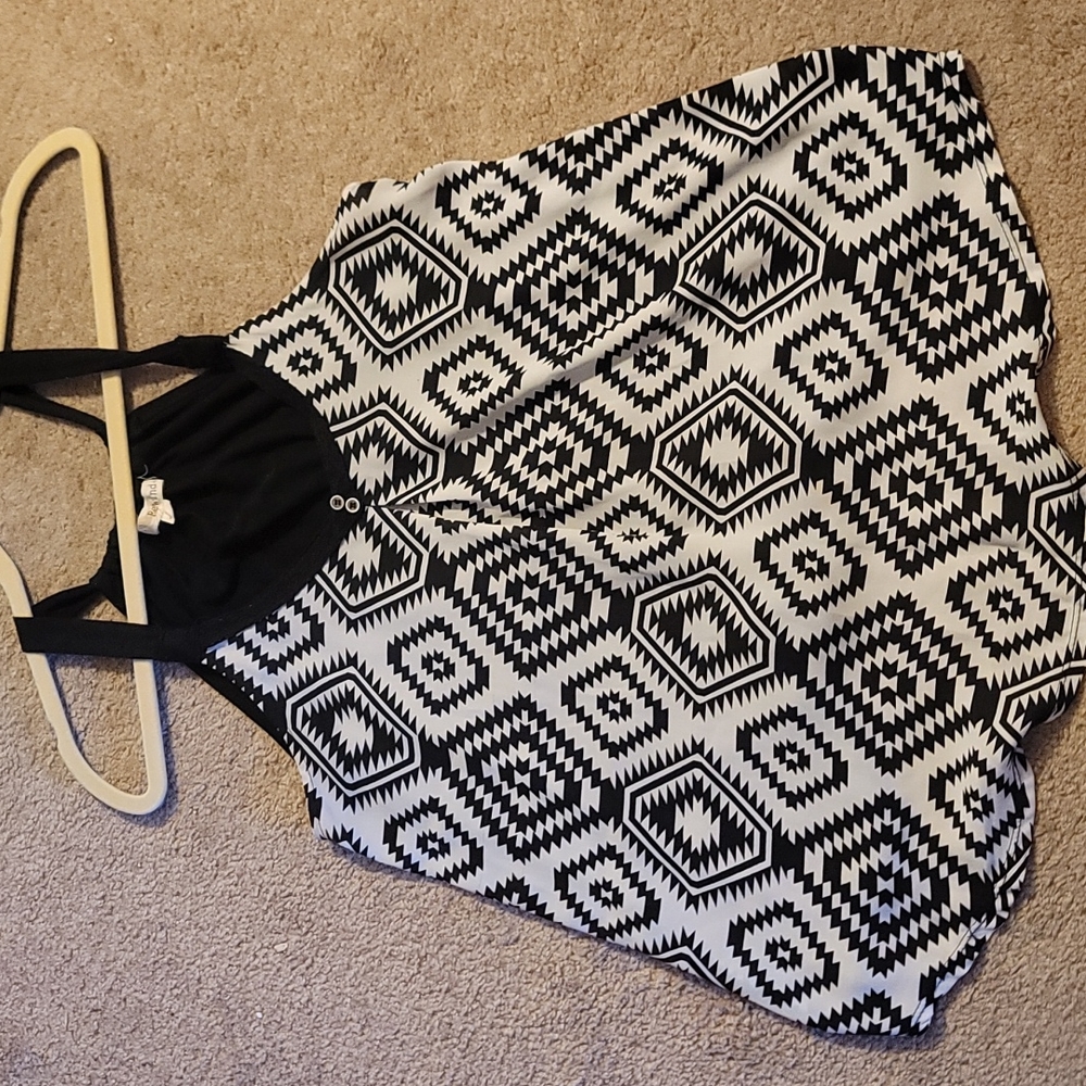 Medium black and white tank top